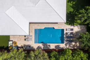Enchanting Oasis 5-Min 2Beach. Heated Pool&Jacuzzi
